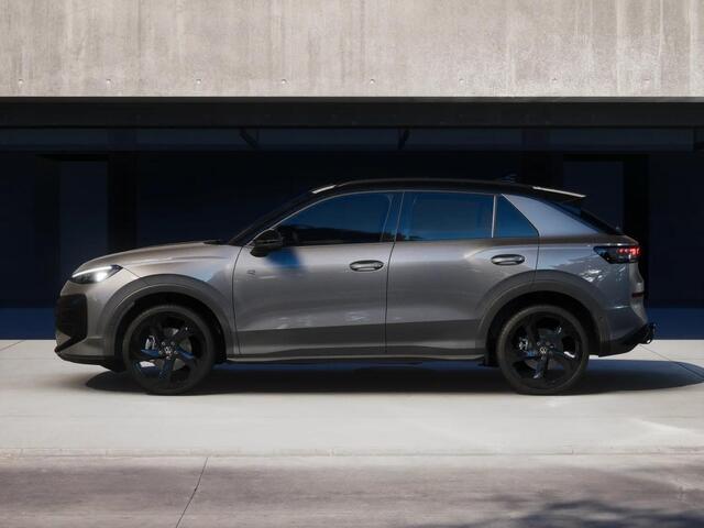 Volkswagen T-Roc R-Line First Edition 1.5 eTSI 110 kW / 150 PK SUV | Panoramaschuif-kanteldak | Assistance Pakket | Trekhaak | Black Style Pakket | Koplampverlichting matrix-led (IQ.LIGHT) | Elek. achterklep | Zwart dak