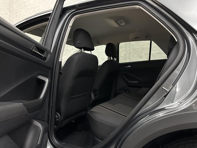 Volkswagen T-Roc 1.5 TSI | ACC | Origineel NL | BOVAG Garantie | Trekhaak | Camera | Lane Assist | Groot Navi | Carplay | Climate Control | Getint Glas | 17'' |