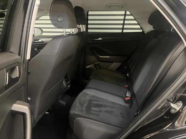 Volkswagen T-Roc 1.5 TSI STYLE/IQ DRIVE/IQ LIGHT/ TREKHAAK/17 INCH/ENZ