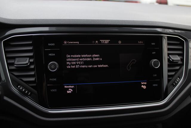 Volkswagen T-Roc 2.0 TSI 4Motion Sport 3x R-line / Panoramadak / CarPlay / Parkeerhulp V+A / 18'' / Stoelverwarming / Dodehoek / ACC