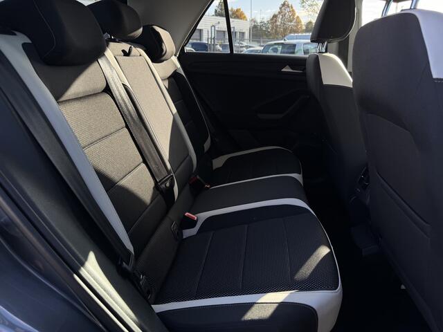 Volkswagen T-Roc 1.5 TSI Sport GRATIS Afleverpakket! Trekhaak | Adaptive Cruise | Digitale Dashboard