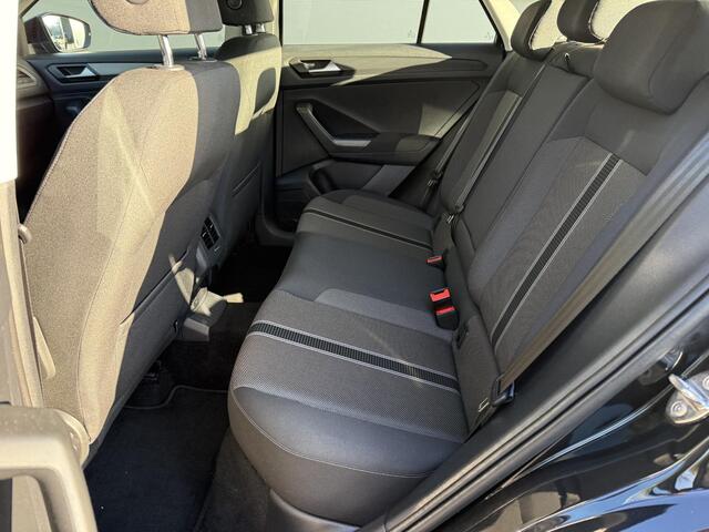Volkswagen T-Roc 1.5 TSI Sport Business R / Trekhaak / 1500KG Trekgewicht / Adaptive Cruise / Stoel+Stuur Verwarming / Elektrische Achterklep / Apple Carplay&Android Auto /