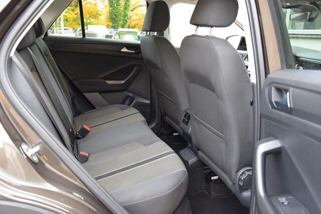 Volkswagen T-Roc 1.5 TSI Sport Business R DSG Automaat | BOVAG Garantie | Virtual Cockpit | Navigatie | Achteruitrijcamera | 18'' Velgen Met All Season Banden | Adaptive Cruise | Stoelverwarming |