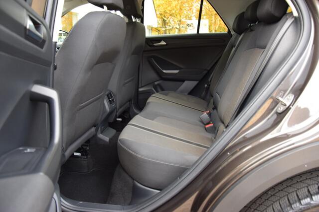 Volkswagen T-Roc 1.5 TSI Sport Business R DSG Automaat | BOVAG Garantie | Virtual Cockpit | Navigatie | Achteruitrijcamera | 18'' Velgen Met All Season Banden | Adaptive Cruise | Stoelverwarming |