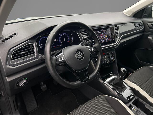 Volkswagen T-Roc Sport 1.5 TSI 150pk Trekhaak, Panoramadak, Adaptive cruise control, Navigatie, Parkeersensoren, App connect, LED koplampen, DAB, Radio