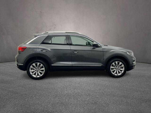 Volkswagen T-Roc Sport 1.5 TSI 150pk Trekhaak, Panoramadak, Adaptive cruise control, Navigatie, Parkeersensoren, App connect, LED koplampen, DAB, Radio
