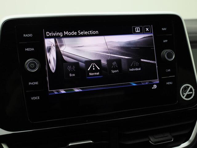 Volkswagen T-Roc 1.5TSI/150PK R-Line DSG · Camera · Navigatie · Apple/Android Car Play · Trekhaak · Garantie tot februari 2027