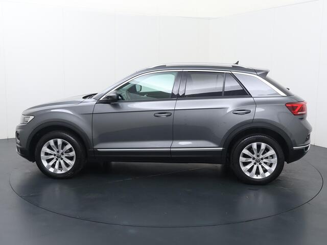 Volkswagen T-Roc 1.5 TSI Sport | 150 PK | Automaat | Trekhaak | Navigatiesysteem | Achteruitrijcamera |