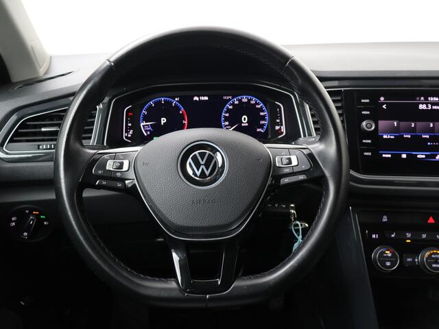Volkswagen T-Roc 1.5 TSI Sport | 150 PK | Automaat | Trekhaak | Navigatiesysteem | Achteruitrijcamera |