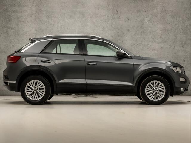 Volkswagen T-Roc 1.5 TSI Sport 150Pk Automaat (APPLE CARPLAY, GROOT NAVI, ADAPTIVE CRUISE, SPORTSTOELEN, PARKEERSENSOREN, LANE ASSIST, NIEUWE APK, NIEUWSTAAT)