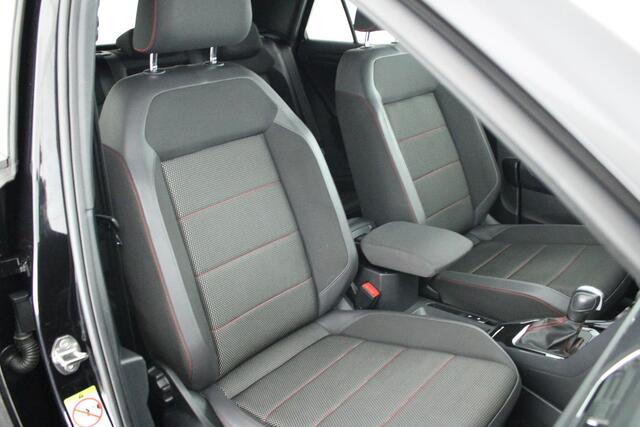 Volkswagen T-Roc 1.5 TSI 150pk DSG R-Line Sport Trekhaak Camera Keyless Led Virtual Cockpit Navigatie