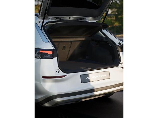 Volkswagen T-Roc Life First Edition | 'App-Connect' draadloze smartphone integratie | Automatische afstandsregeling (Adaptive Cruise Control) | Buitenspiegels elektrisch instel-, verwarm- en inklapbaar