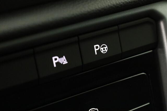 Volkswagen T-Roc Life Edition 1.0 TSI 85 kW / 116 pk | LED | Camera | Trekhaak | Park Assist | Keyless | 17 inch