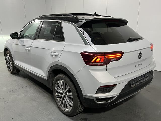 Volkswagen T-Roc 1.5 TSI Sport / AUTOMAAT/ PANO/ PARK. SENSOREN + CAMERA/ RIJ-MODI/ LED/ ADAPT. CRUISE/ 18" LMV/ DIGITAL DASH/ CLIMA/ NAVI/ DAB