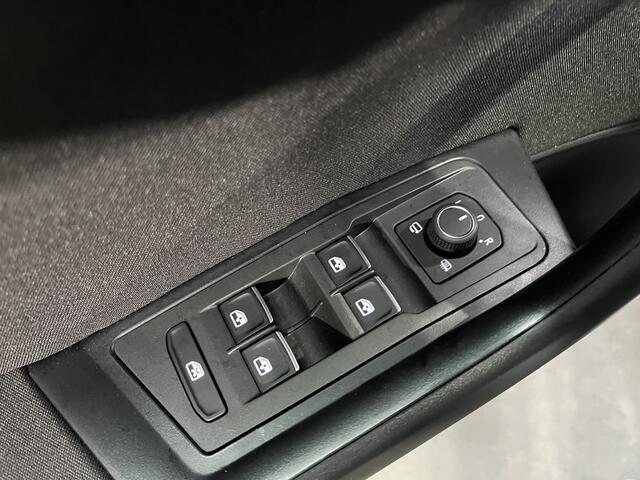 Volkswagen T-Roc 1.5 TSI Sport / AUTOMAAT/ PANO/ PARK. SENSOREN + CAMERA/ RIJ-MODI/ LED/ ADAPT. CRUISE/ 18" LMV/ DIGITAL DASH/ CLIMA/ NAVI/ DAB