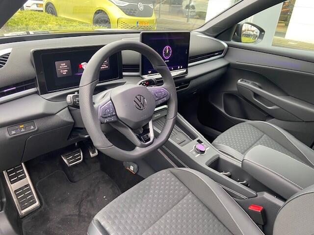 Volkswagen T-Roc 1.5 eTsi R-Line First Edition / Carplay / Navi / IQ Light / 19" LM velgen / R-Line