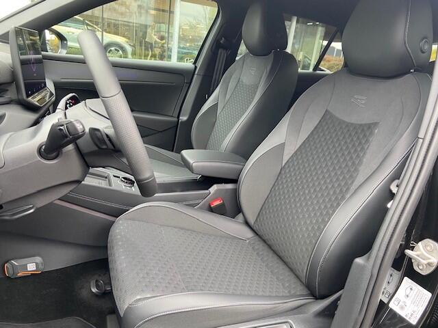 Volkswagen T-Roc 1.5 eTsi R-Line First Edition / Carplay / Navi / IQ Light / 19" LM velgen / R-Line