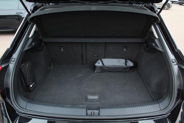 Volkswagen T-Roc 1.5 TSI Sport / Trekhaak / Panoramadak / Virtual Cockpit / CarPlay / 17'' / LED Koplampen / DAB / ACC