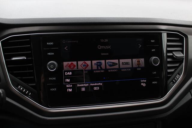 Volkswagen T-Roc 1.5 TSI Sport / Trekhaak / Panoramadak / Virtual Cockpit / CarPlay / 17'' / LED Koplampen / DAB / ACC