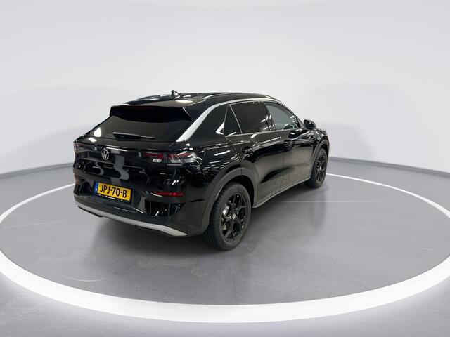 Volkswagen T-Roc Life First Edition 1.5 eTSI 116 PK 7 versn. DSG · Comfort pakket · Achteruitrijcamera · Draadloze telefoonlader · All season banden · 18" LM Velgen