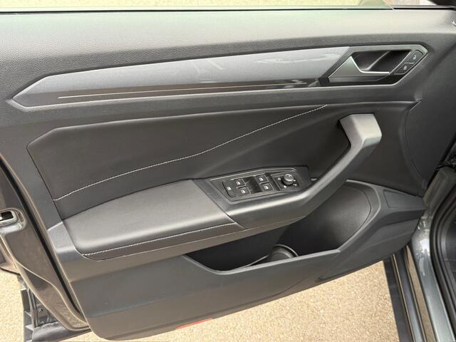 Volkswagen T-Roc 1.5 TSI 150pk DSG Style | Trekhaak | Navi | IQ light | Adapt. Cruise | Rijklaar incl. garantie