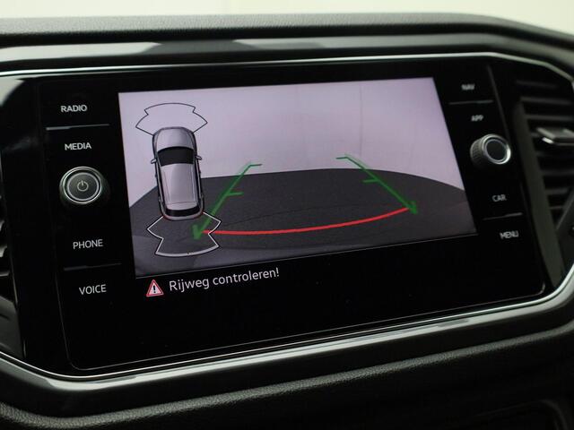 Volkswagen T-Roc 1.5TSI/150PK DSG R-line · Panoramadak · Camera · Navigatie · Apple/Android Car Play · Garantie t/m 25-03-2026 of 100.000km