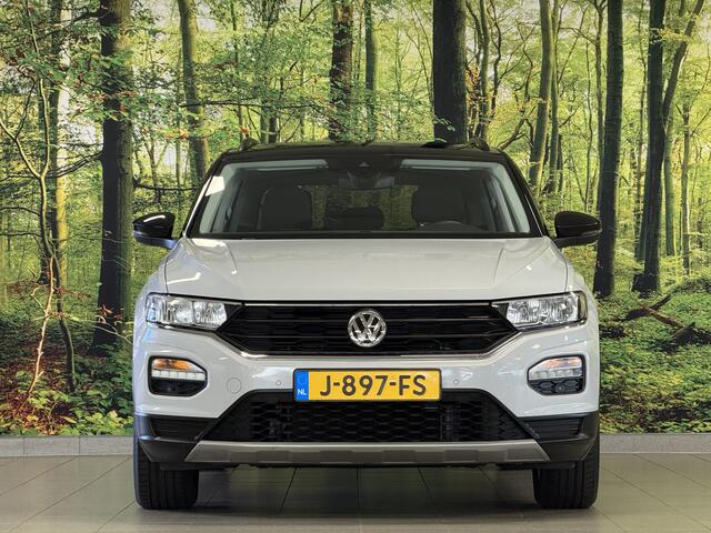 Volkswagen T-Roc 1.5 TSI Sport | Navigatie | Camera | Adaptieve Cruise Control | Lane Assist | Trekhaak | Parkeersensoren | Front Assist | Airconditioning | Elektrische Ramen |