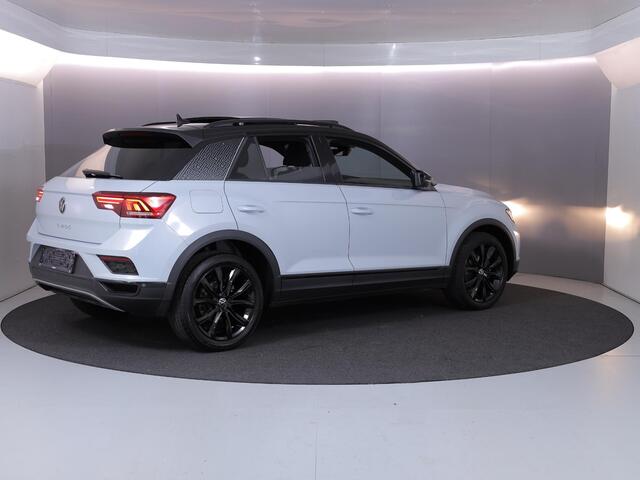 Volkswagen T-Roc 1.5 TSI Sport 150 pk Automaat (DSG) | Navigatie via App | Panoramadak | Parkeersensoren | Black Style pakket | Stoelverwarming |