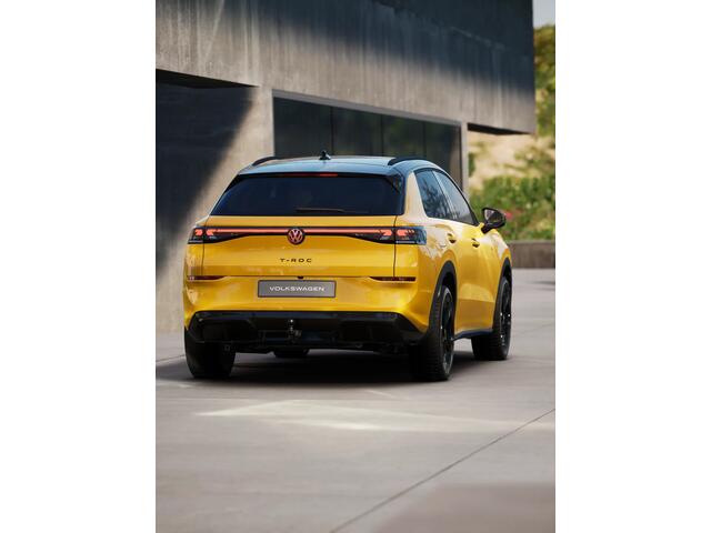 Volkswagen T-Roc R-Line First Edition | 'App-Connect' draadloze smartphone integratie | 30,5 cm display met 2D en 3D weergave | Achterklep, elektrisch, met sensorgestuurde opening (Easy Open)