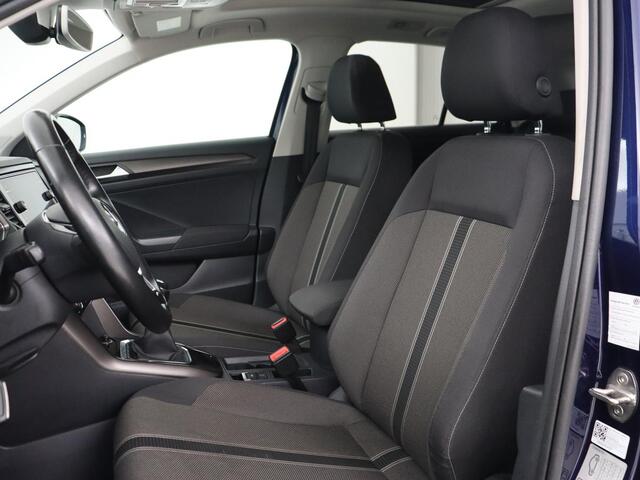 Volkswagen T-Roc 1.5 TSI Style | Panoramadak | Trekhaak | Full LED | Carplay | Adaptive cruise | Navigatie | Airco | Parkeerhulp | Bluetooth