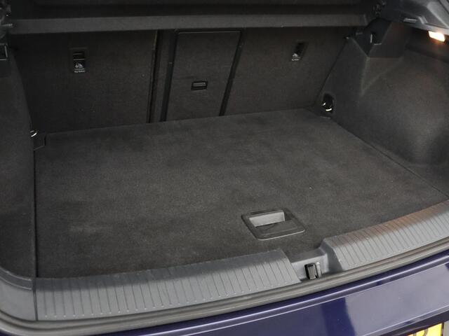 Volkswagen T-Roc 1.5 TSI Style | Panoramadak | Trekhaak | Full LED | Carplay | Adaptive cruise | Navigatie | Airco | Parkeerhulp | Bluetooth