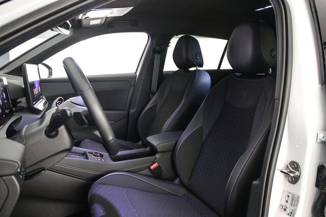 Volkswagen T-Roc R-Line First Edition 1.5 eTSI 150pk DSG Automaat Adaptive cruise control, Black style, LED matrix koplampen, Elektrische achterklep, Navigatie, 360 camera, Achteruitrijcamera