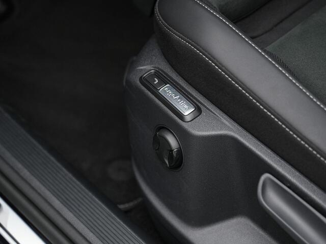 Volkswagen T-Roc 1.5 TSI 150 pk DSG R-Line | Trekhaak | Achteruitrijcamera | Stoelverwarming | Massage | Alcantara | Navigatie