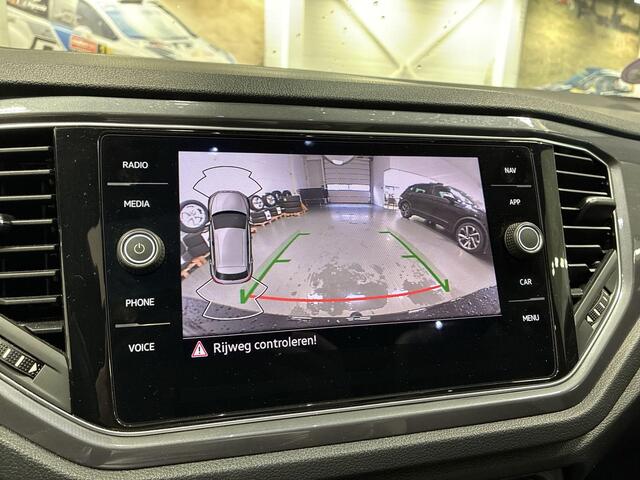 Volkswagen T-Roc 1.5 TSI 150pk DSG R-line Sport · Camera · Panoramadak · Apple/Android Car Play · Alarm · Trekhaak · 18'' Inch ·