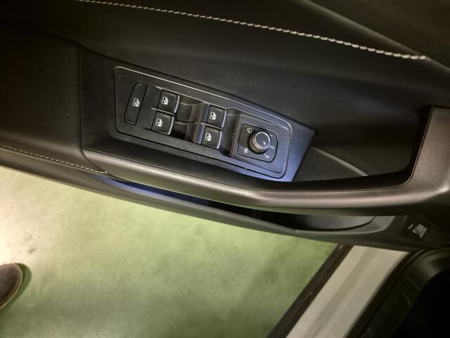 Volkswagen T-Roc 1.5 TSI Style -150pk- Automaat | IQ LED | Stoelverwarming | Rijklaarprijs incl. 1 jaar Bovag garantie