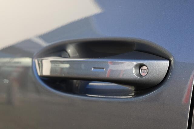 Volkswagen T-Roc 1.5 eTsi Life First Edition 116PK / 85kW DSG, Demonstratie voertuig (beschikbaar per 1 september 2026), wegklapbare trekhaak, Apple Carplay & Android Auto, 17" 'Lima' LMV, keyless start & entry, reservewiel, ambiente pakket (sfeerverlichting), comfort pak