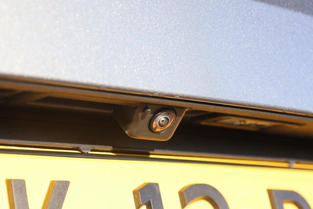 Volkswagen T-Roc 1.5 eTsi Life First Edition 116PK / 85kW DSG, Demonstratie voertuig (beschikbaar per 1 september 2026), wegklapbare trekhaak, Apple Carplay & Android Auto, 17" 'Lima' LMV, keyless start & entry, reservewiel, ambiente pakket (sfeerverlichting), comfort pak