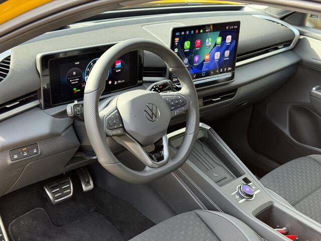 Volkswagen T-Roc 1.5 eTsi R-Line First Edition | HUD | 360° camera | 20 "