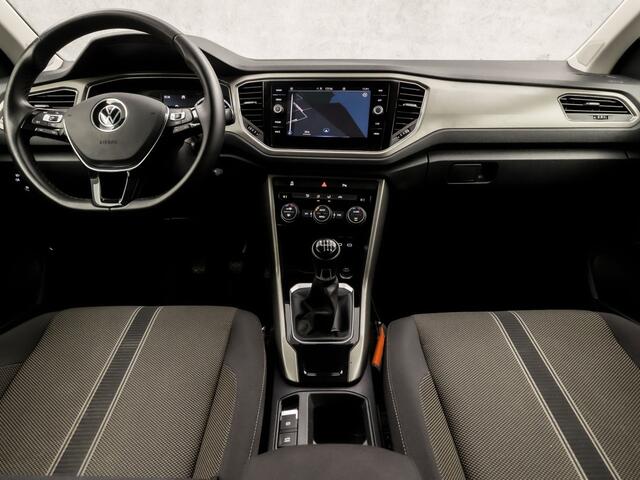 Volkswagen T-Roc 1.0 TSI Sport (APPLE CARPLAY, GROOT NAVI, CLIMATE, PARKEERSENSOREN, SPORTSTOELEN, ADAPTIVE CRUISE, GETINT GLAS, NIEUWSTAAT)