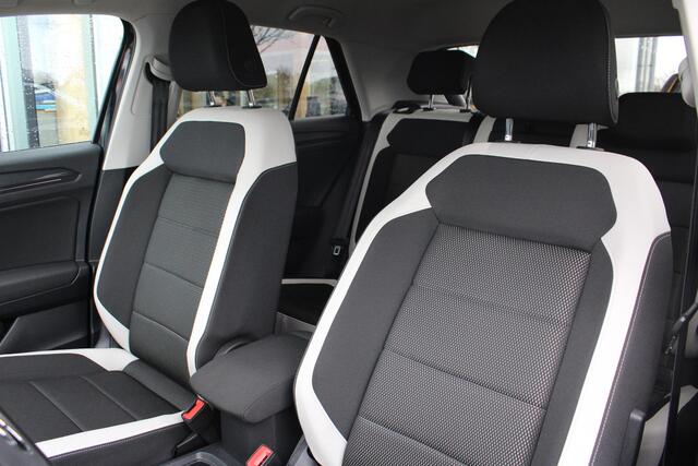 Volkswagen T-Roc 1.5 TSI Sport | Trekhaak | Stoelverwarming | Climate Control | Adaptive Cruise Control | Camera | Elektrische Klep | Navigatie |