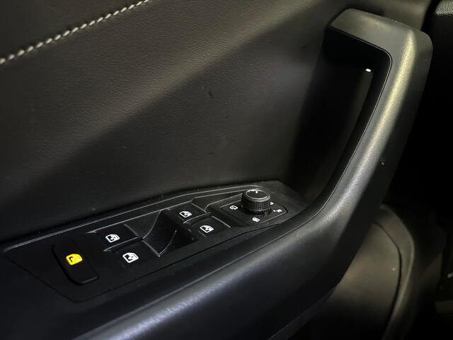 Volkswagen T-Roc 1.5 150pk TSI R-Line Edition Trekhaak | Achteruitrijcamera 'Rear View' | Voorstoelen verwarmbaar