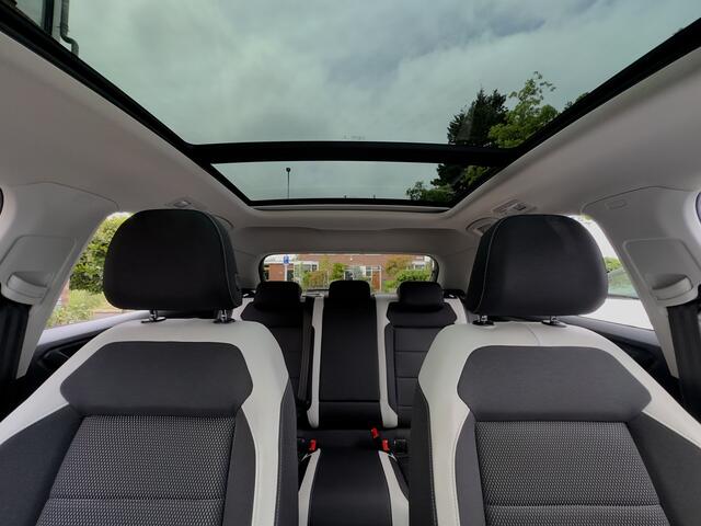 Volkswagen T-Roc 1.5 TSI AUT7 SPORT PANODAK NAVI CAMERA DIGI-DASH APPLE-CARPLAY LED LMV PDC