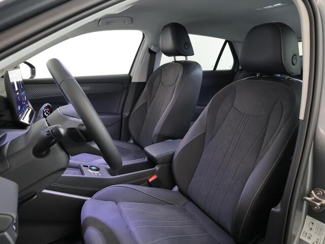 Volkswagen T-Roc Style First Edition 1.5 eTSI 85 kW / 116 PK SUV 7 | Assistance Pakket | Trekhaak | Elek. achterklep | Velgen 'Vancouver', 19 inch lichtmetaal | Zwart dak