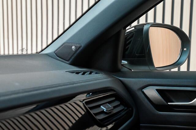 Volkswagen T-Roc 1.5 TSI R-Line | PANO | ACC | STOELVERWARMING | TREKHAAK