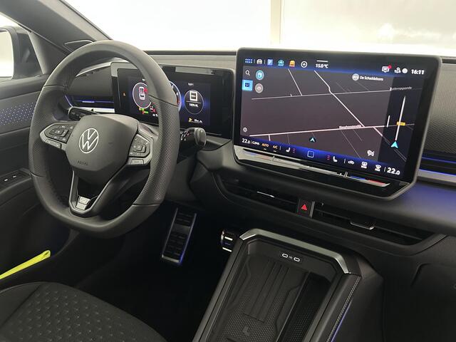 Volkswagen T-Roc 1.5 eTsi 150pk DSG R-Line First Edition Trekhaak 360Camera Head-Up harman/kardon Stoelverwarming Virtual Cockpit Panoramadak