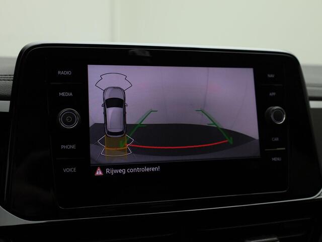 Volkswagen T-Roc 1.5TSI/150PK R-Line Edition DSG · Navigatie · Camera · Apple/Android Car Play · Trekhaak · Stoelverwarming · Garantie t/m 14-10-2029 of 100.000km