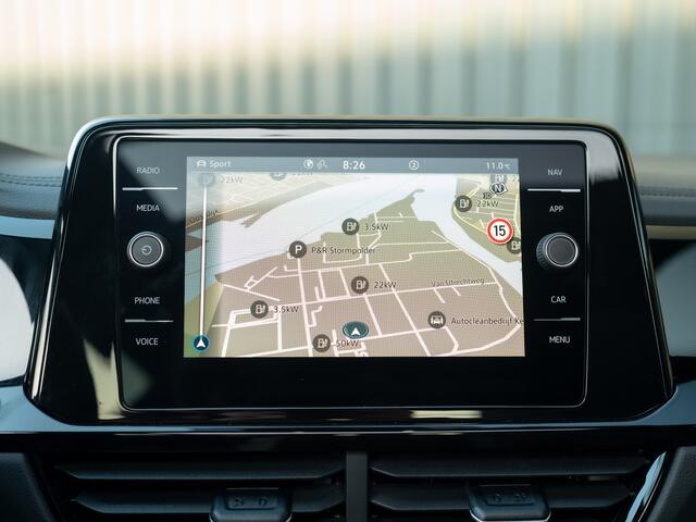 Volkswagen T-Roc 1.5 TSI R-Line Business | Panodak | Keyless | Camera | Side Assist | Elk. A-klep | Trekhaak afnb. | Prijs Rijklaar!!