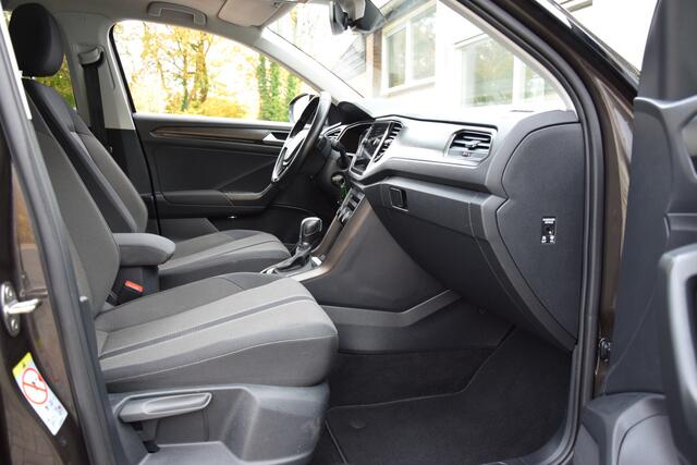 Volkswagen T-Roc 1.5 TSI Sport Business R DSG Automaat | BOVAG Garantie | Trekhaak | Virtual Cockpit | Navigatie | Achteruitrijcamera | 18'' Velgen Met All Season Banden | Adaptive Cruise | Stoelverwarming |
