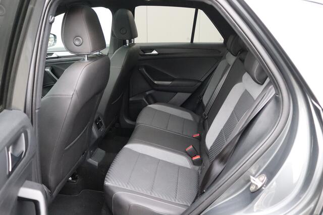 Volkswagen T-Roc 1.5 TSI 150PK Automaat Sport Business R Pano-dak/Trekhaak/Elektr.-klep/Camera/Stoelverwarming