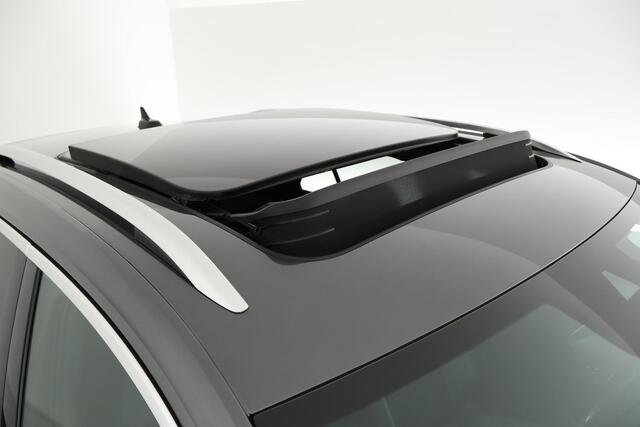 Volkswagen T-Roc 1.5 TSI 150pk DSG R-Line Business+ Trekhaak Camera Keyless Stoelverwarming Panoramadak Navigatie